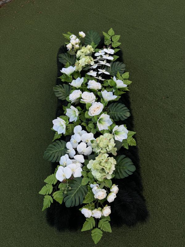 Надмогильний каркас з квітами