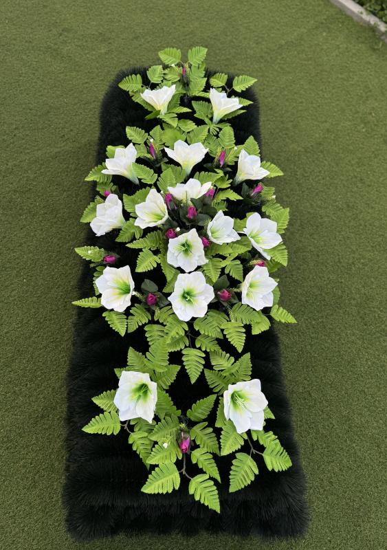 Надмогильний каркас з квітами 