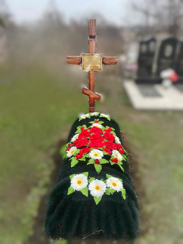 Надмогильні каркаси з квітами