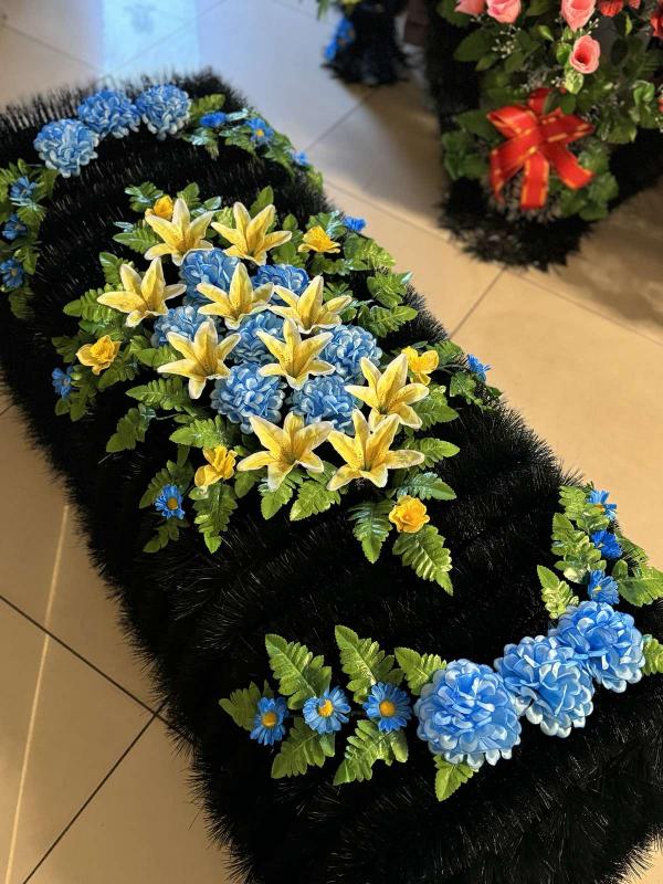 Надмогильні каркаси з квітами