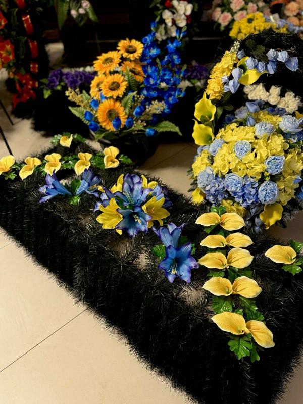 Каркаси на могилу з квітами