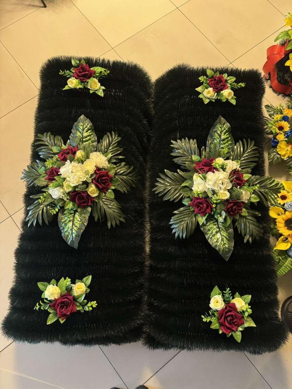 Надмогильні каркаси з квітами