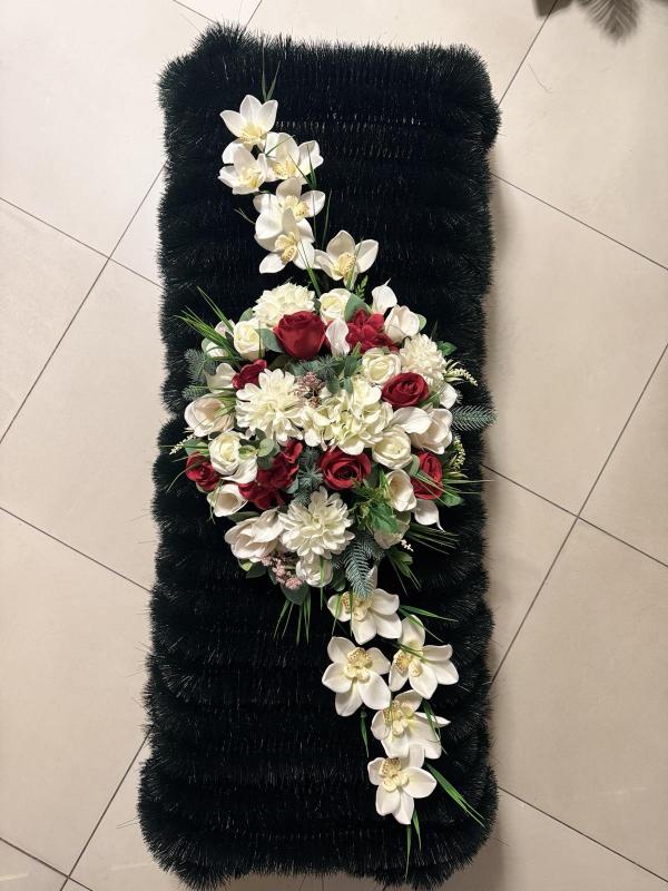 Надмогильні каркаси з квітами